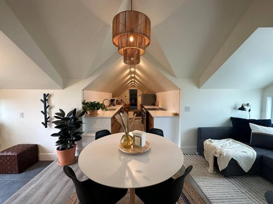 Heritage-Inspired Guesthouse - Luxe Bath & Elegant Ceilings Έντμοντον Εξωτερικό φωτογραφία