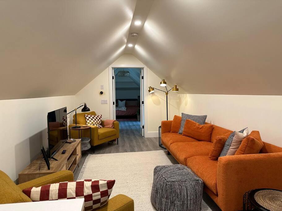 Heritage-Inspired Guesthouse - Luxe Bath & Elegant Ceilings Έντμοντον Εξωτερικό φωτογραφία