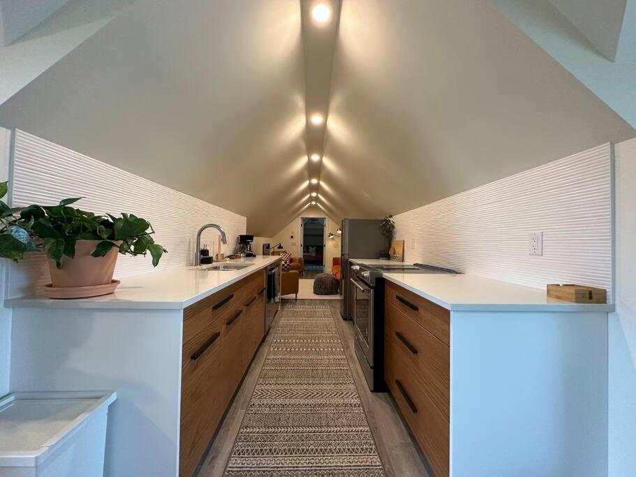 Heritage-Inspired Guesthouse - Luxe Bath & Elegant Ceilings Έντμοντον Εξωτερικό φωτογραφία