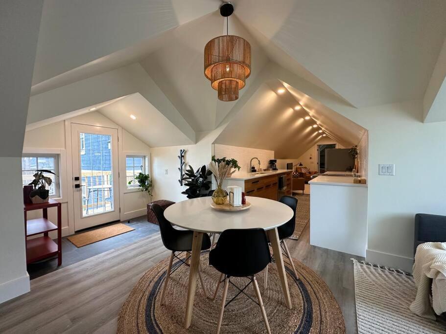 Heritage-Inspired Guesthouse - Luxe Bath & Elegant Ceilings Έντμοντον Εξωτερικό φωτογραφία
