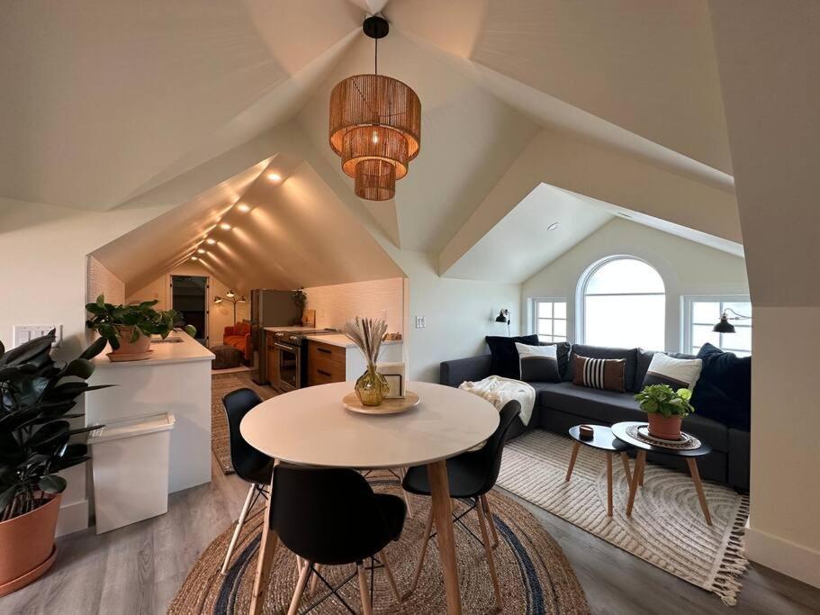 Heritage-Inspired Guesthouse - Luxe Bath & Elegant Ceilings Έντμοντον Εξωτερικό φωτογραφία