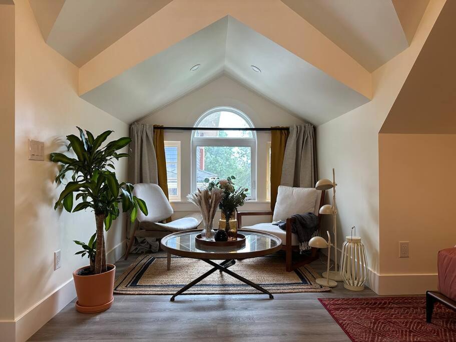 Heritage-Inspired Guesthouse - Luxe Bath & Elegant Ceilings Έντμοντον Εξωτερικό φωτογραφία
